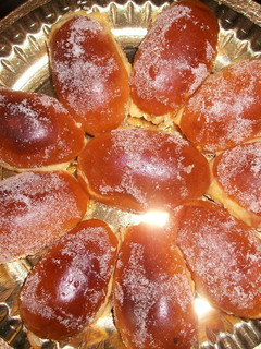 Una foto de Medias noches fritas rellenas de crema pastelera