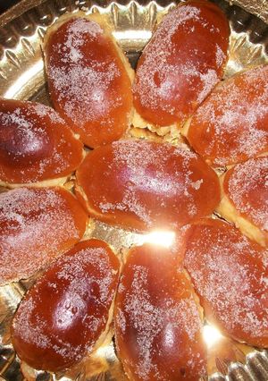 Una foto de Medias noches fritas rellenas de crema pastelera