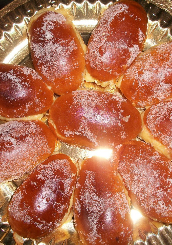 Una foto de Medias noches fritas rellenas de crema pastelera