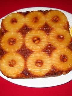 Una foto de Bizcocho con piña y caramelo