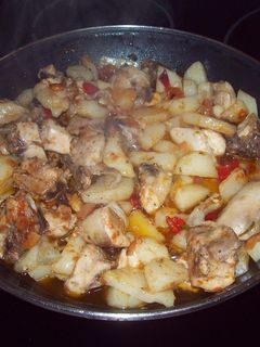 Una foto de Pollo con verduras y cerveza