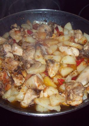 Una foto de Pollo con verduras y cerveza