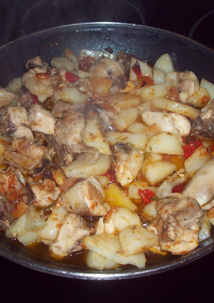 Una foto de Pollo con verduras y cerveza