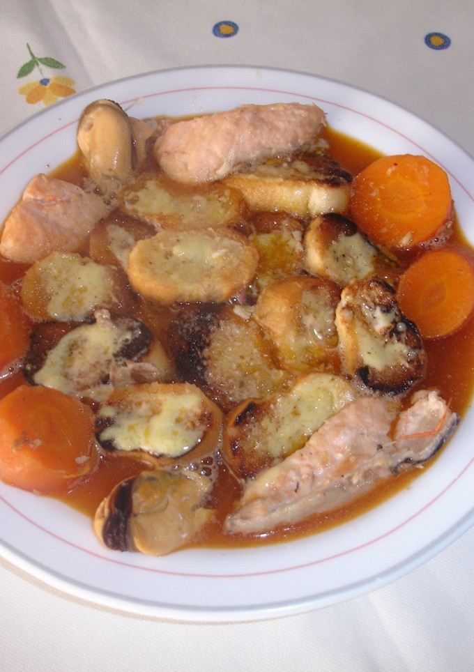 Una foto de Sopa de pescado de pan con all i oli