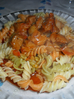Foto principal de Espirales tricolor con cerdo en salsa de tomate