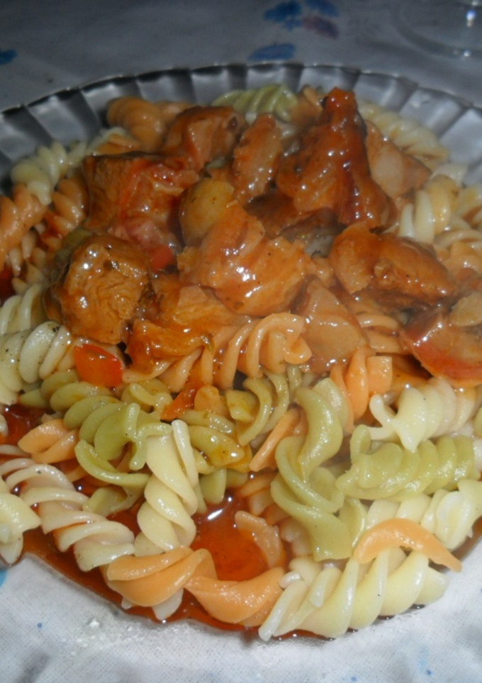 Una foto de Espirales tricolor con cerdo en salsa de tomate