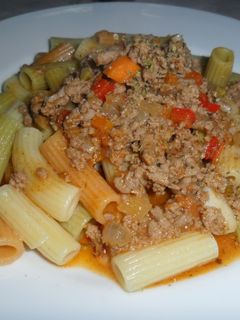Una foto de Macarrones tricolor a la boloñesa