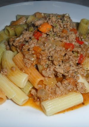Una foto de Macarrones tricolor a la boloñesa