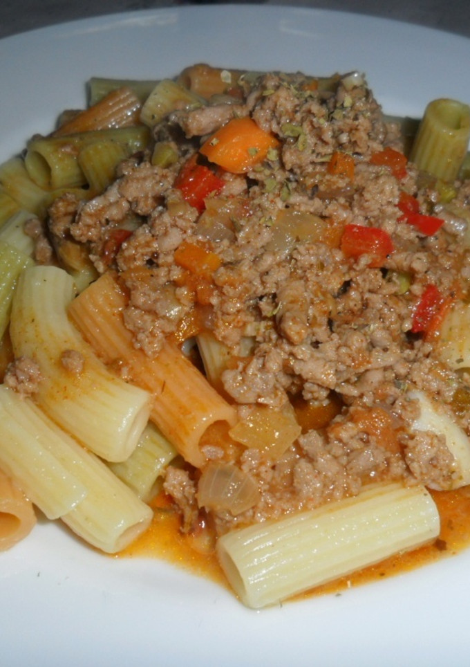 Una foto de Macarrones tricolor a la boloñesa