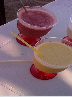 Una foto de Licuado de fruta y crema americana