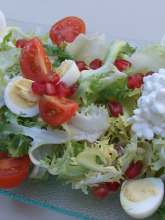Una foto de Ensalada de escarola con huevos de codorniz y queso