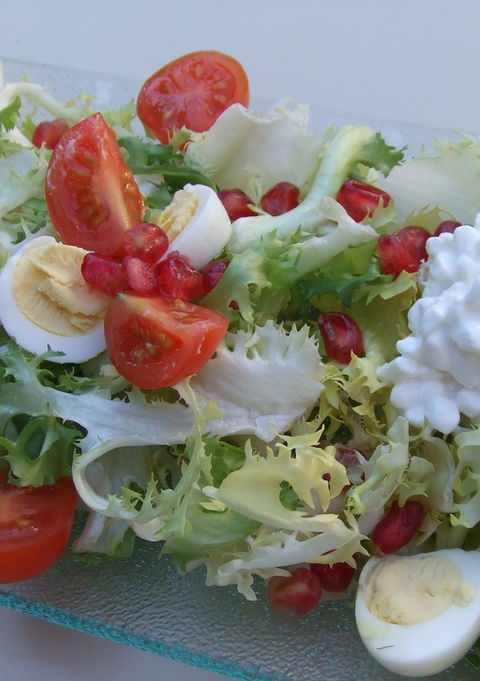 Una foto de Ensalada de escarola con huevos de codorniz y queso