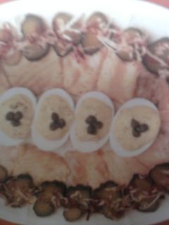 Una foto de Huevos con pepinillos y alcaparras