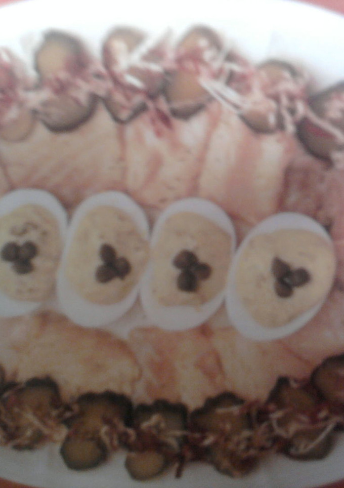 Una foto de Huevos con pepinillos y alcaparras