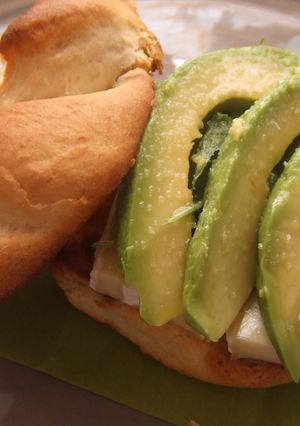 Una foto de Bocadillo de camembert, nueces y rúcula