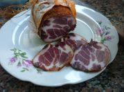 Una foto de bondiola de cerdo embutido