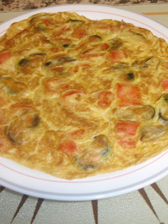Una foto de Tortilla mejillones en encabeche y pimiento natural