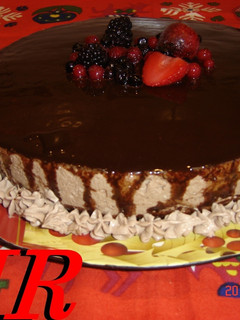 Una foto de Tarta de mascarpone y chocolate al Baileys con frutos rojos