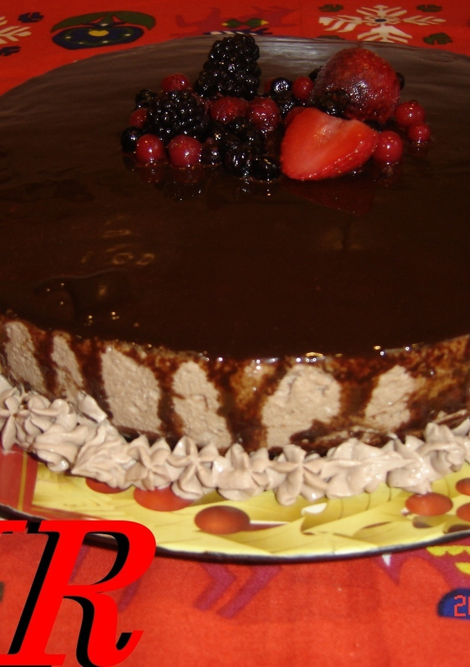 Una foto de Tarta de mascarpone y chocolate al Baileys con frutos rojos