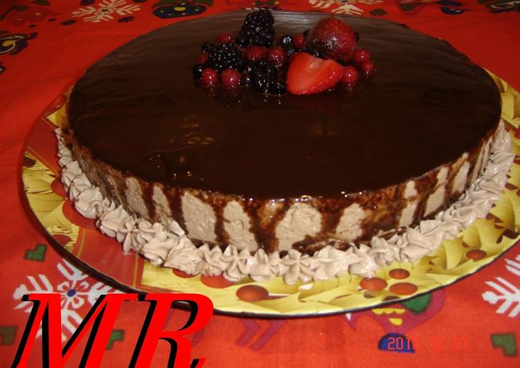 Tarta de mascarpone y chocolate al Baileys con frutos rojos