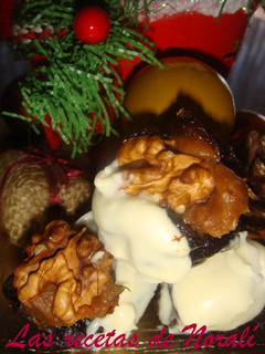 Una foto de Ciruelas rellenas con dulce de leche y nuez