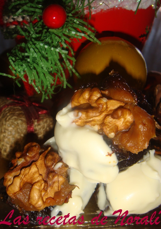Una foto de Ciruelas rellenas con dulce de leche y nuez