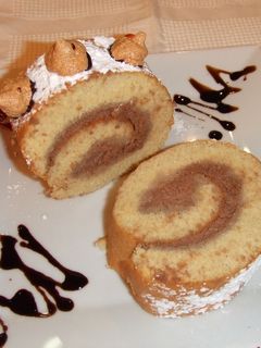 Una foto de Arrollado de limón con chocolate y merenguitos al caramelo