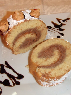 Foto principal de Arrollado de limón con chocolate y merenguitos al caramelo