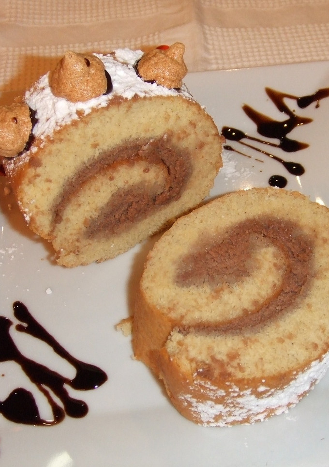 Una foto de Arrollado de limón con chocolate y merenguitos al caramelo
