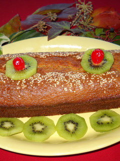 Una foto de Cake de kiwi con pasas y sésamo