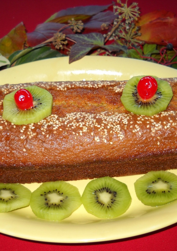 Una foto de Cake de kiwi con pasas y sésamo