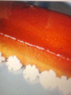 Una foto de Puding de turrón de jijona con salsa de caramelo