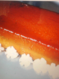 Una foto de Puding de turrón de jijona con salsa de caramelo