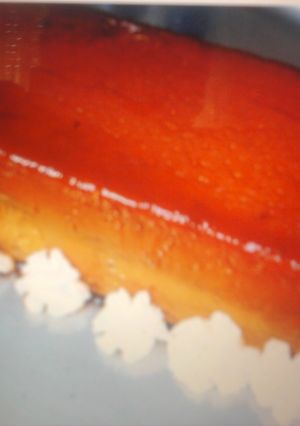 Una foto de Puding de turrón de jijona con salsa de caramelo