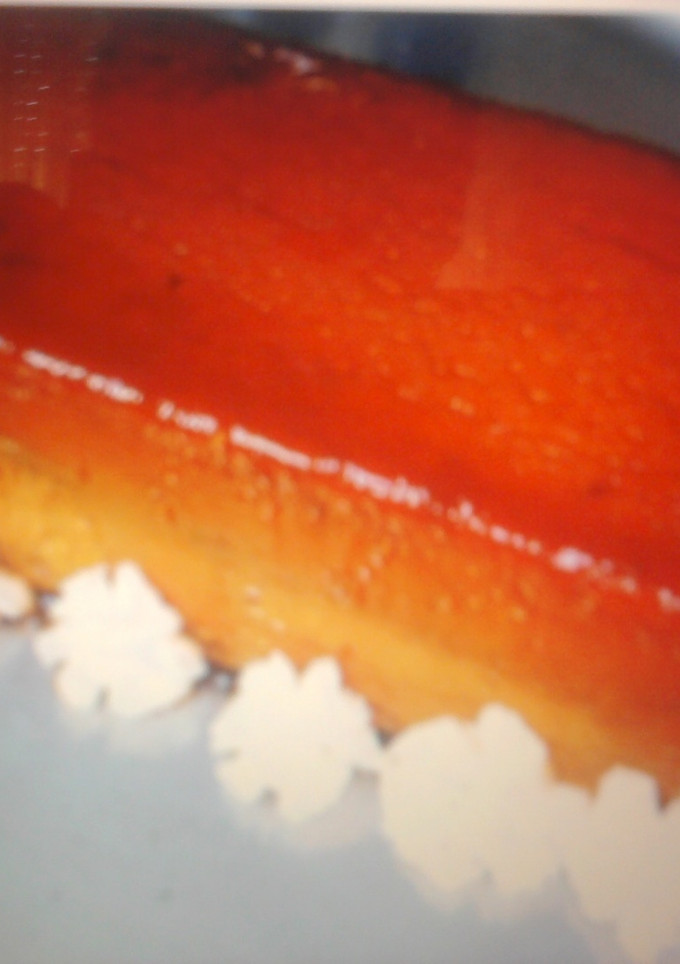 Una foto de Puding de turrón de jijona con salsa de caramelo