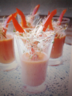 Una foto de Vasitos de tomate y pimiento con zumo de oliva