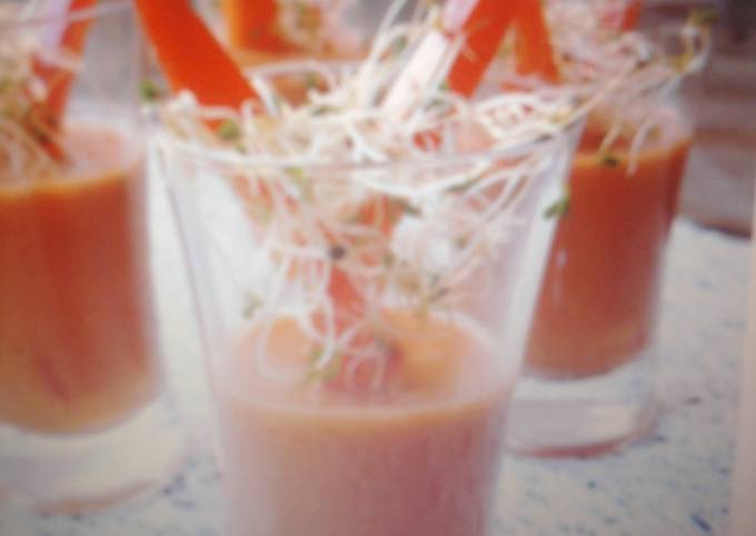 Foto principal de Vasitos de tomate y pimiento con zumo de oliva
