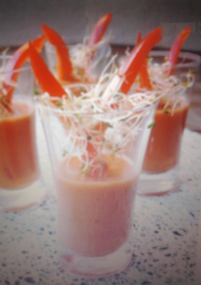 Una foto de Vasitos de tomate y pimiento con zumo de oliva