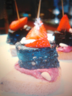 Una foto de Morcilla con crema de remolacha, fresas y piñones
