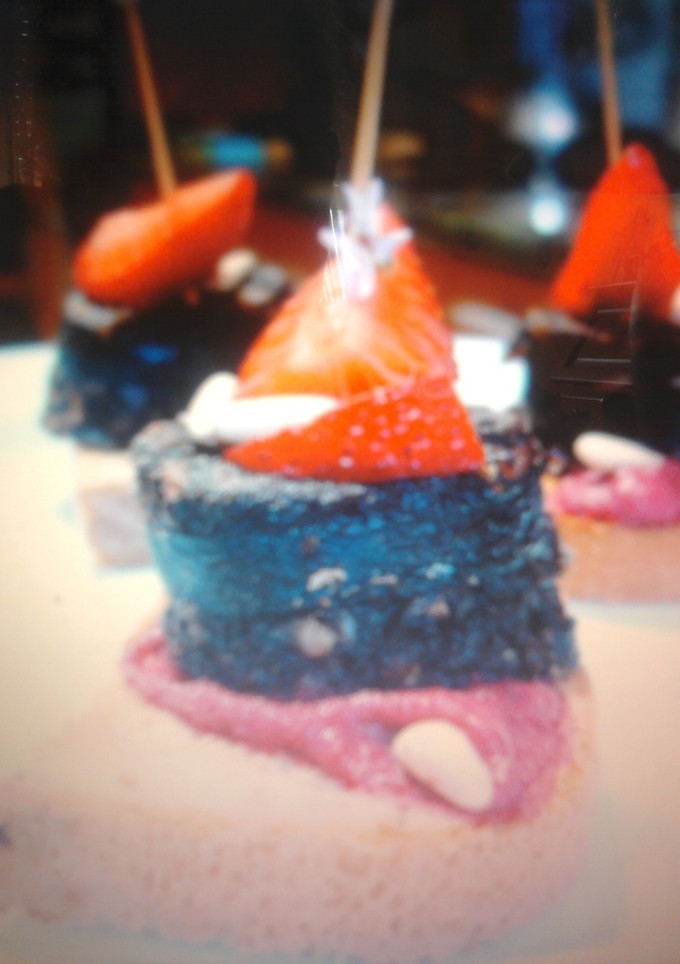 Una foto de Morcilla con crema de remolacha, fresas y piñones