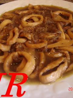 Una foto de Calamares o chipirones encebollados