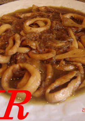 Una foto de Calamares o chipirones encebollados