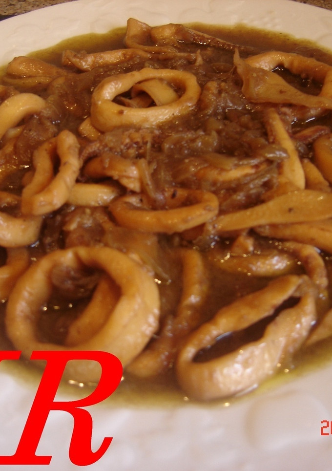 Una foto de Calamares o chipirones encebollados