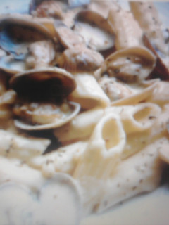 Una foto de Macarrones con almejas y salsa de queso
