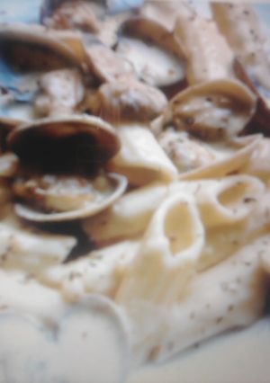 Una foto de Macarrones con almejas y salsa de queso