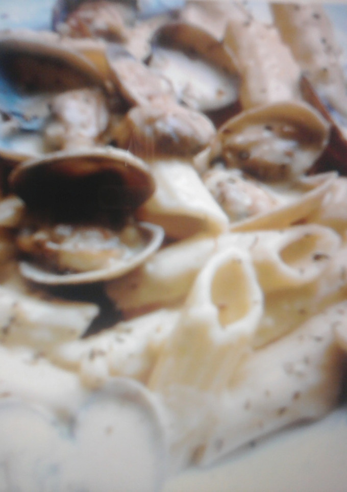 Una foto de Macarrones con almejas y salsa de queso