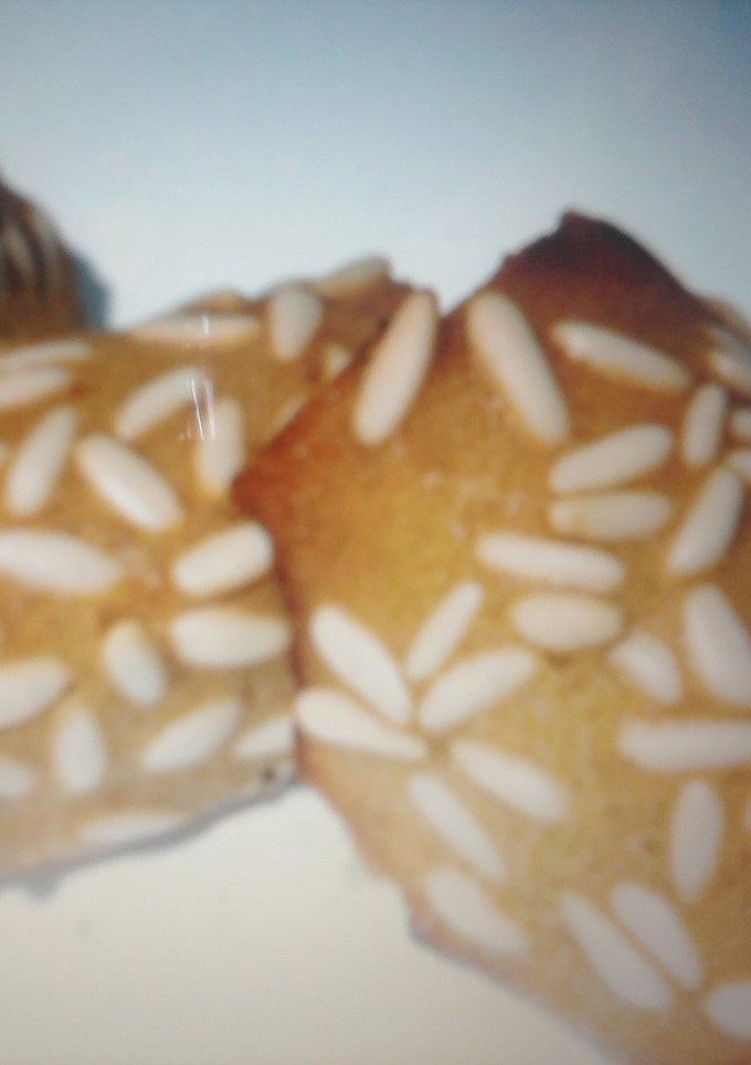 Una foto de Tejas de piñones y pistachos