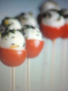 Una foto de Chupa chups de tomate y mozzarella