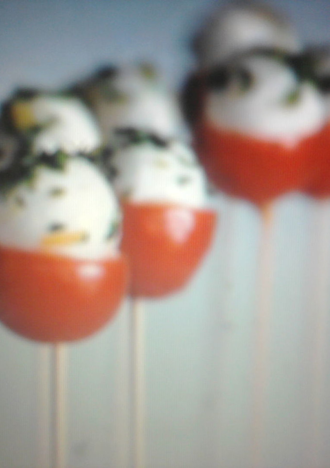 Una foto de Chupa chups de tomate y mozzarella
