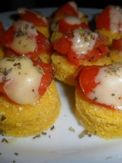 Una foto de Canapés de polenta criolla